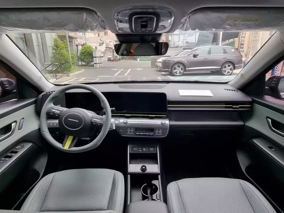 세이지 그린으로 꾸며진 코나 하이브리드의 실내입니다.