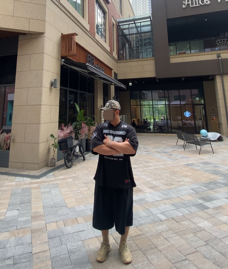 데일리룩('25. 9. 30.)원더플레이스 빈티지워싱 카모 밀리터리 볼캡, 드릭스 럭비오버핏 메시저지 하프 슬리브, 무신사스탠다드 와이드 버뮤다팬츠, 무신사 양말, 아디다스 오즈위고