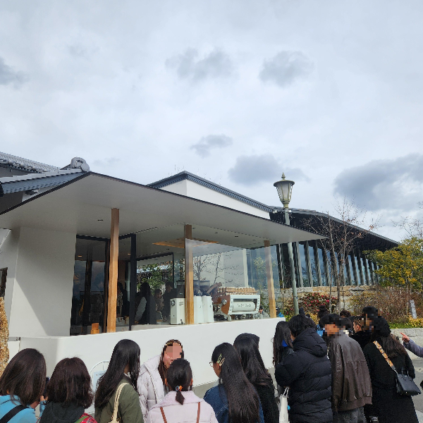 흰색 변과 창이 인상적인 아라비카 교토 아시리야마점