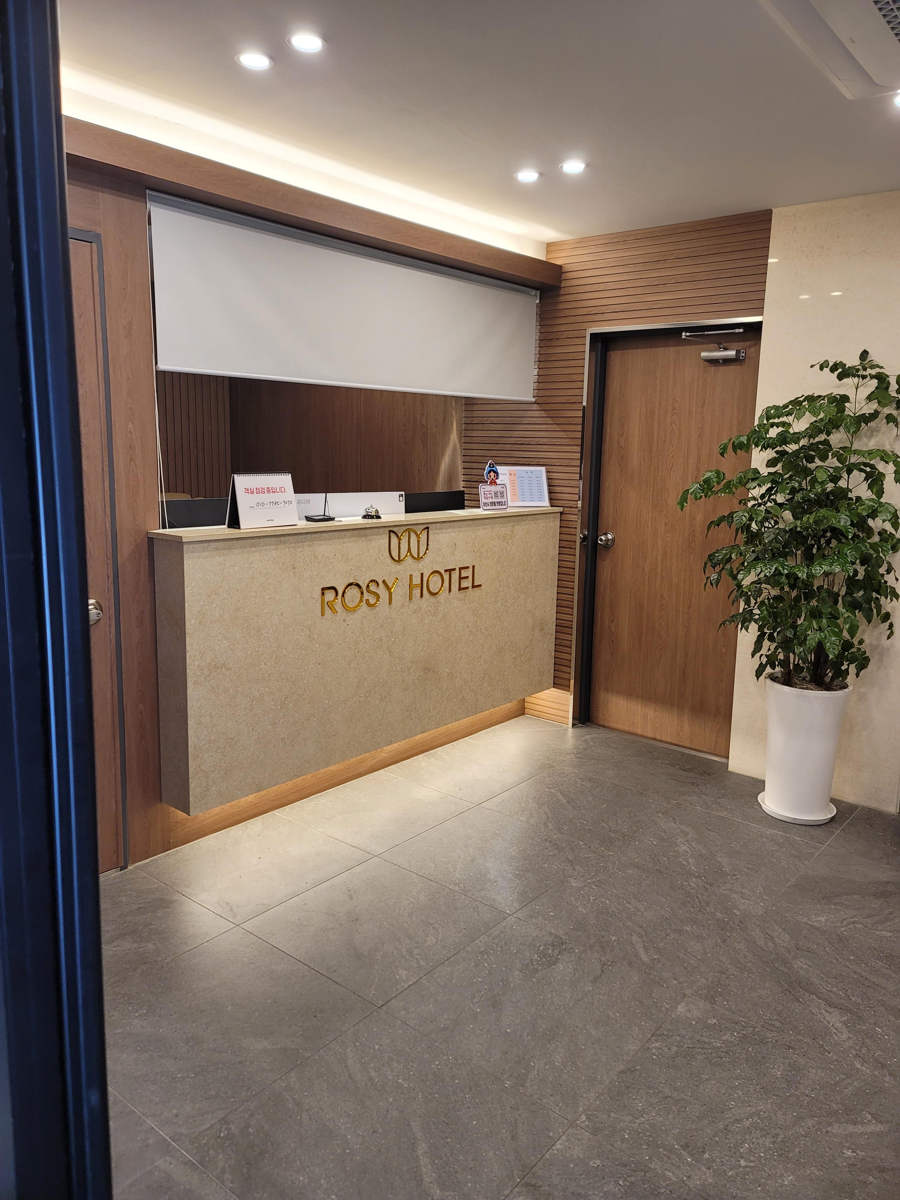 로지 호텔 카운터에 키를 받아 호실로 이동하면 됩니다.