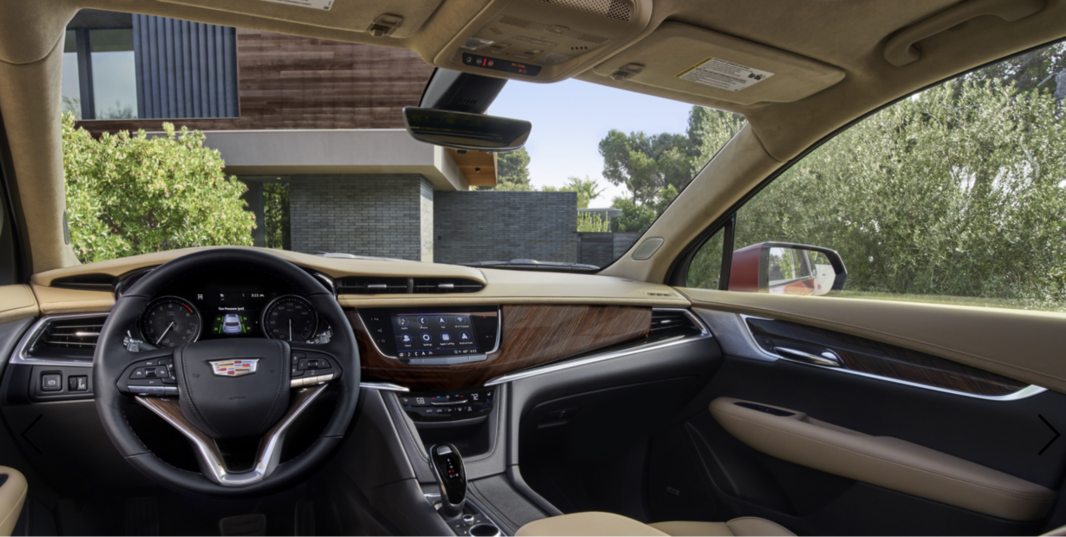 XT6의 운전석과 보조석을 찍은 사진입니다