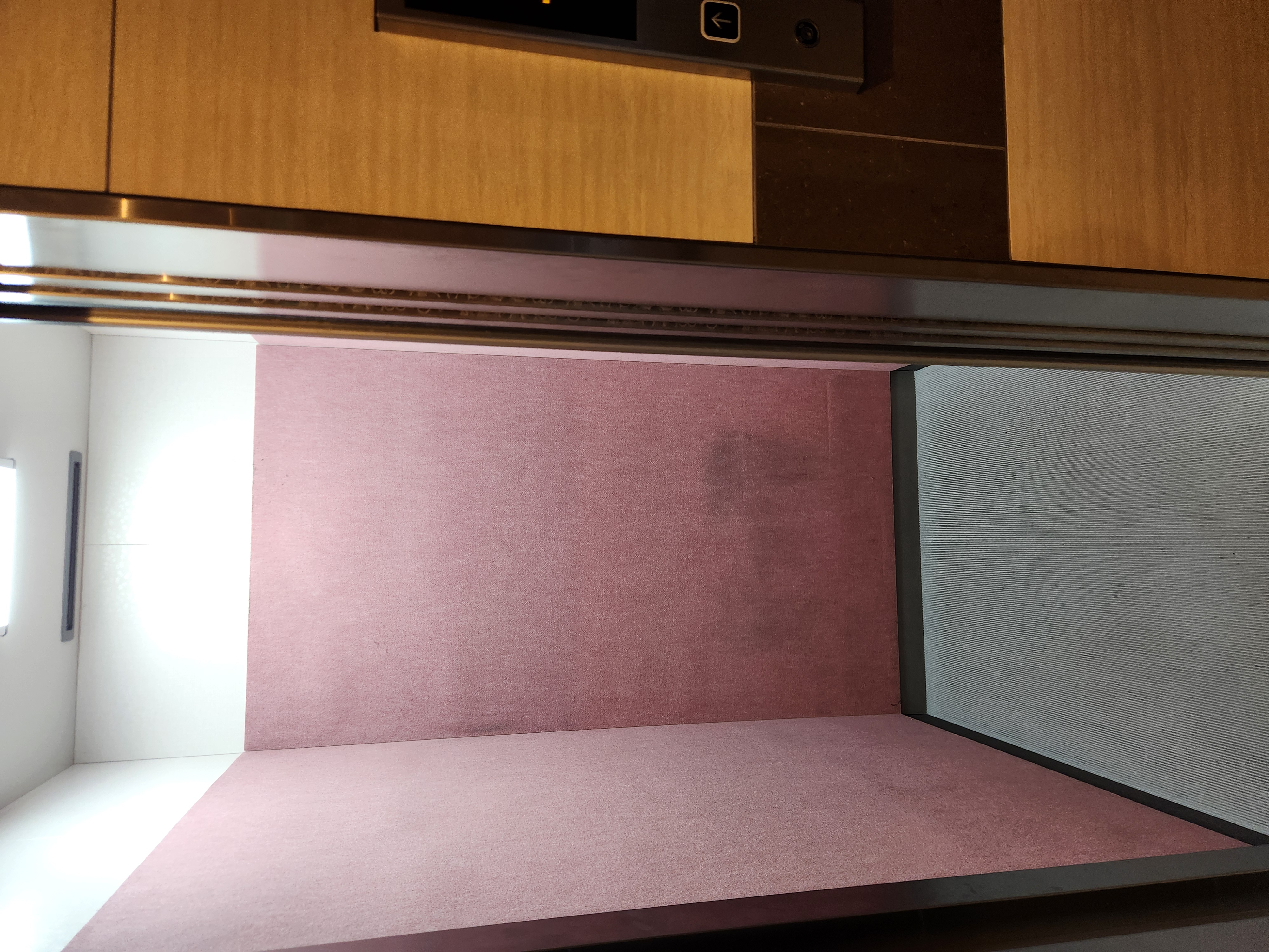 일본에서 머문 숙소다. 엘레베이터가 상당히 좁다.