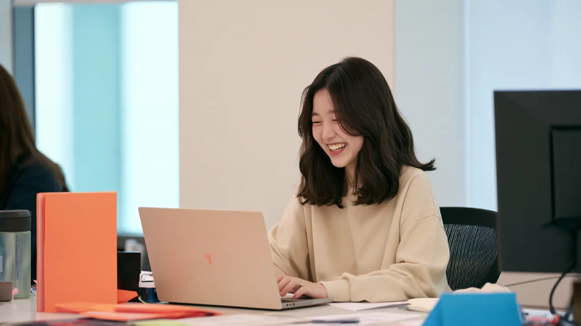 진행자를 기다리며 노트북 앞에서 가볍게 웃는 직장인