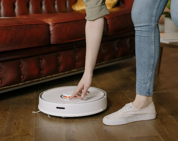 소파 밑 청소중인 로봇청소기