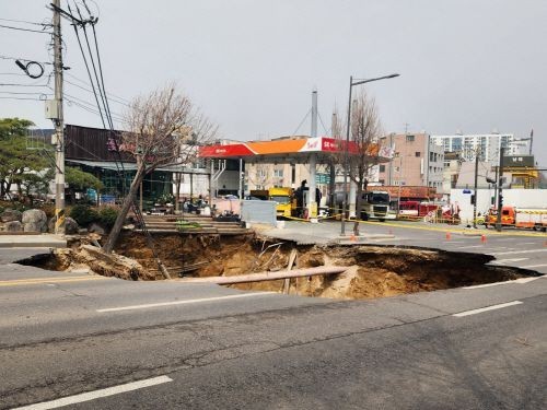 싱크홀 발생 후 가스와 수도 차단으로 인근 4개 학교가 휴교 조치되었다.