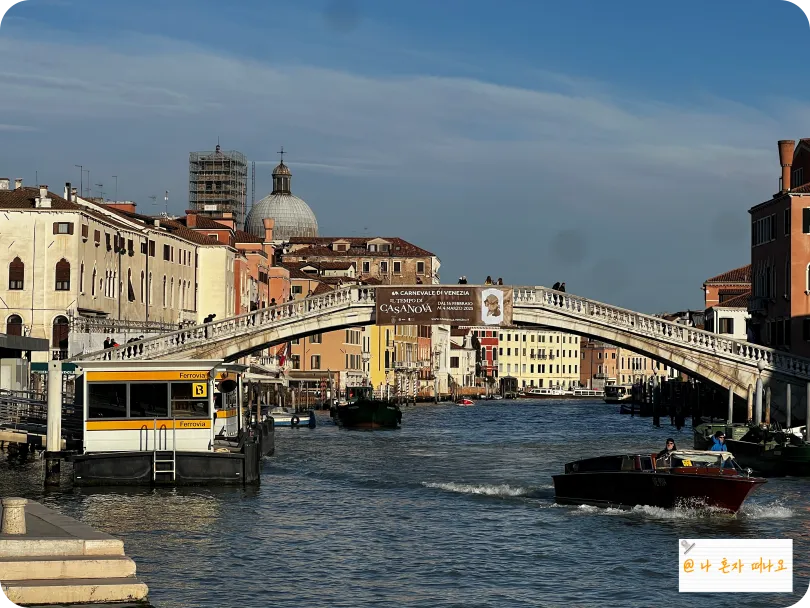 다리-건너는-사람들과-다리-밑-배