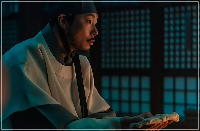 영화-올빼미-천경수가-어의-이형익의-시중을-들고-있다