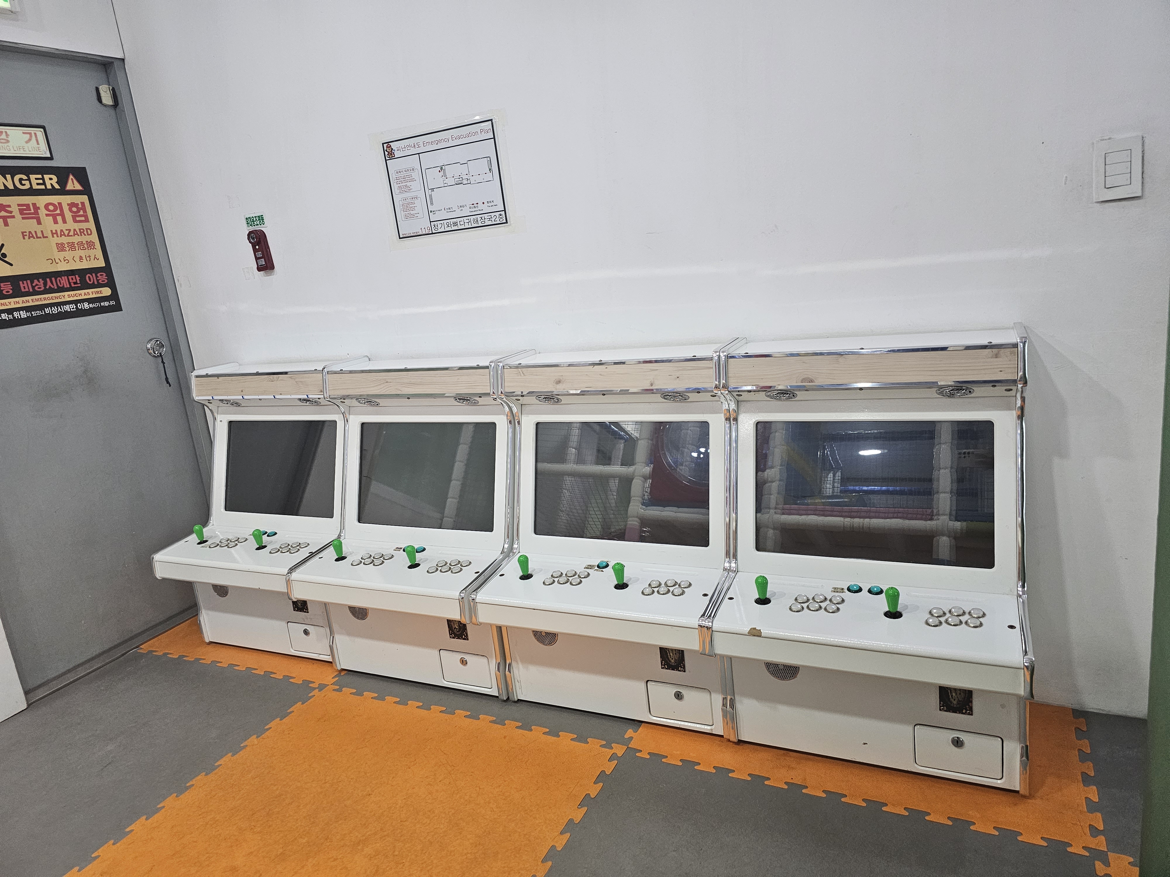 경기도_부천시_원미동_청기와뼈다귀해장국_놀이방