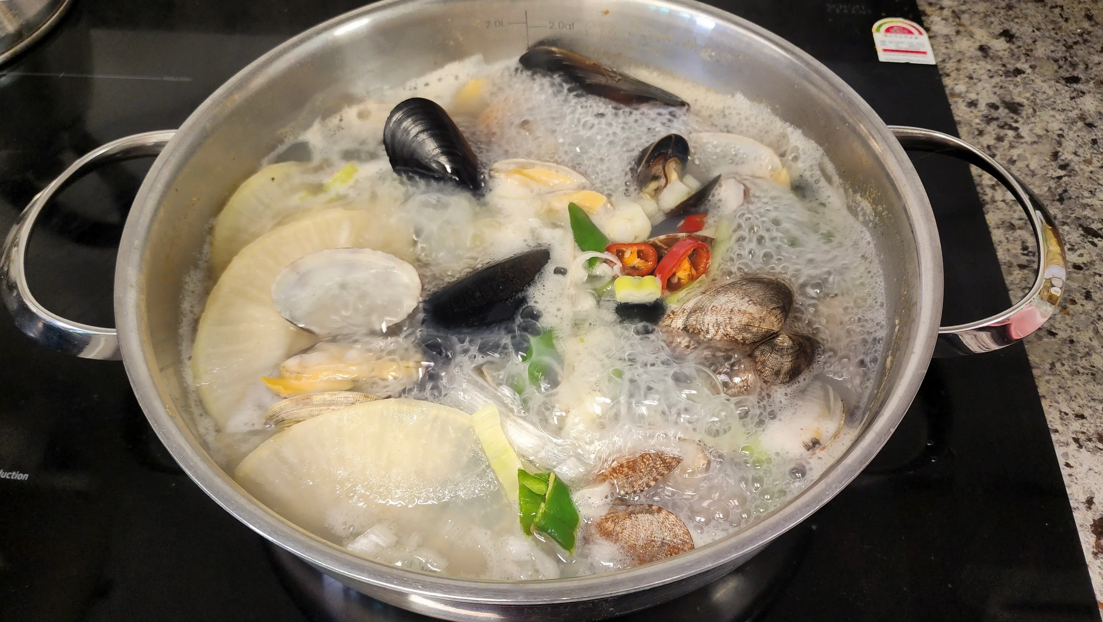 홍합과-바지락과-국물이-들어-있는-넓은냄비가-전기렌지-위에서-끓고-있는사진-02