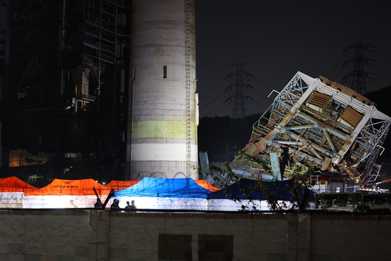 구조 난항: 잔해물과 추가 붕괴 우려