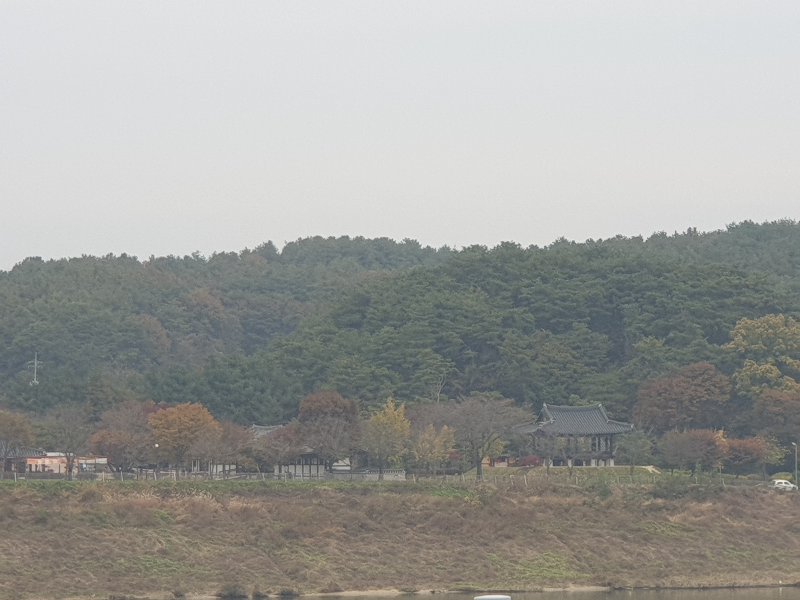 강 건너 숲 속 절이 하나 있다. 신륵사다.