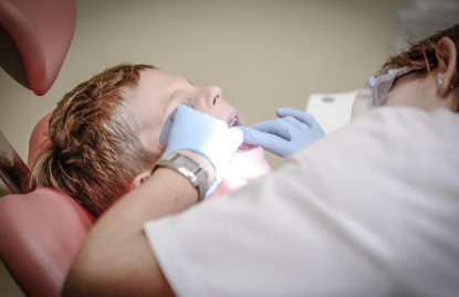 아이의 구강을 보는 의사