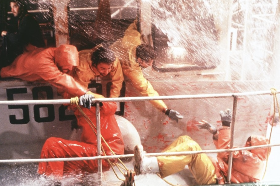 영화 퍼펙트 스톰 중 파도에 휩쓸린 선원들을 구하기 위해 고군분투하는 주인공