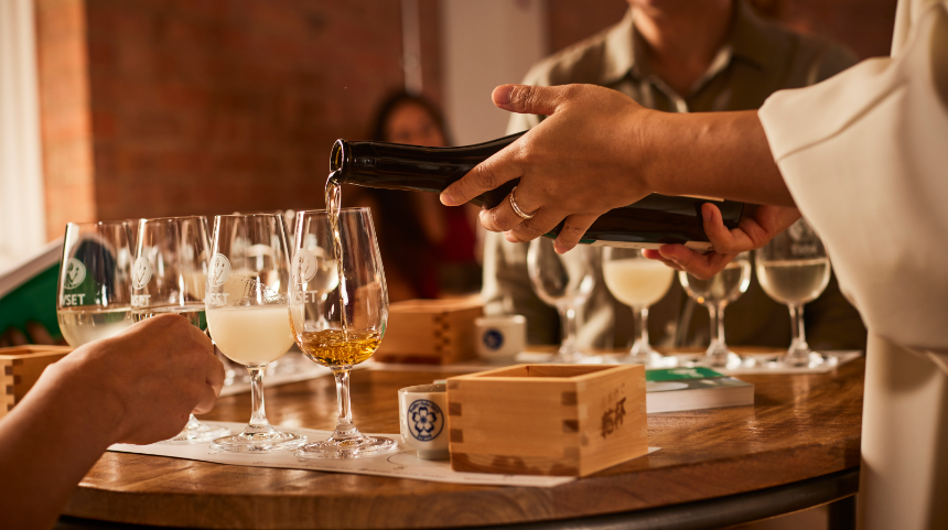 사케를 목욕물에 첨가하는 이미지 그려줘