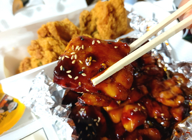 매콤쫄깃한 숯불양념 순살치킨