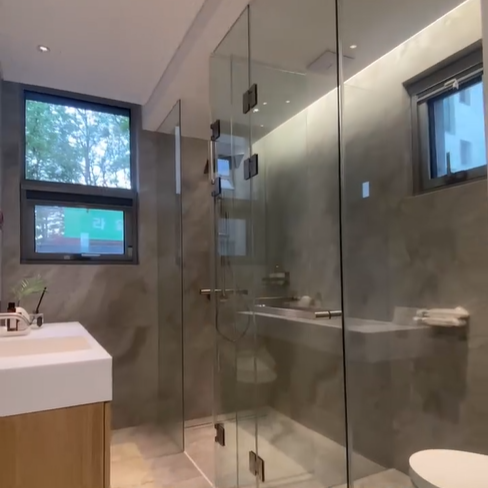 샤워장과 화장실이 같이 있는 공간