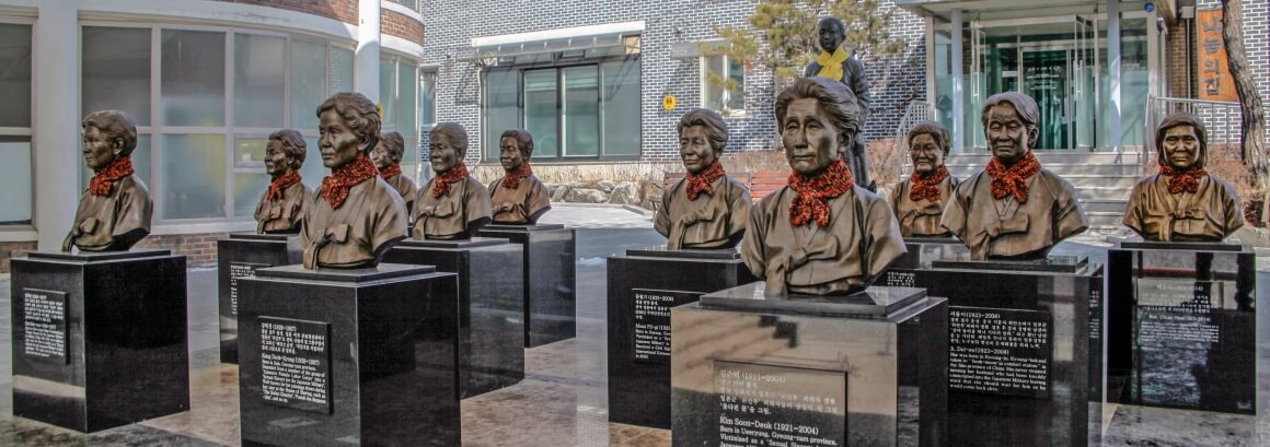 나눔의 집 입구. 세상을 떠난 할머니의 흉상들.