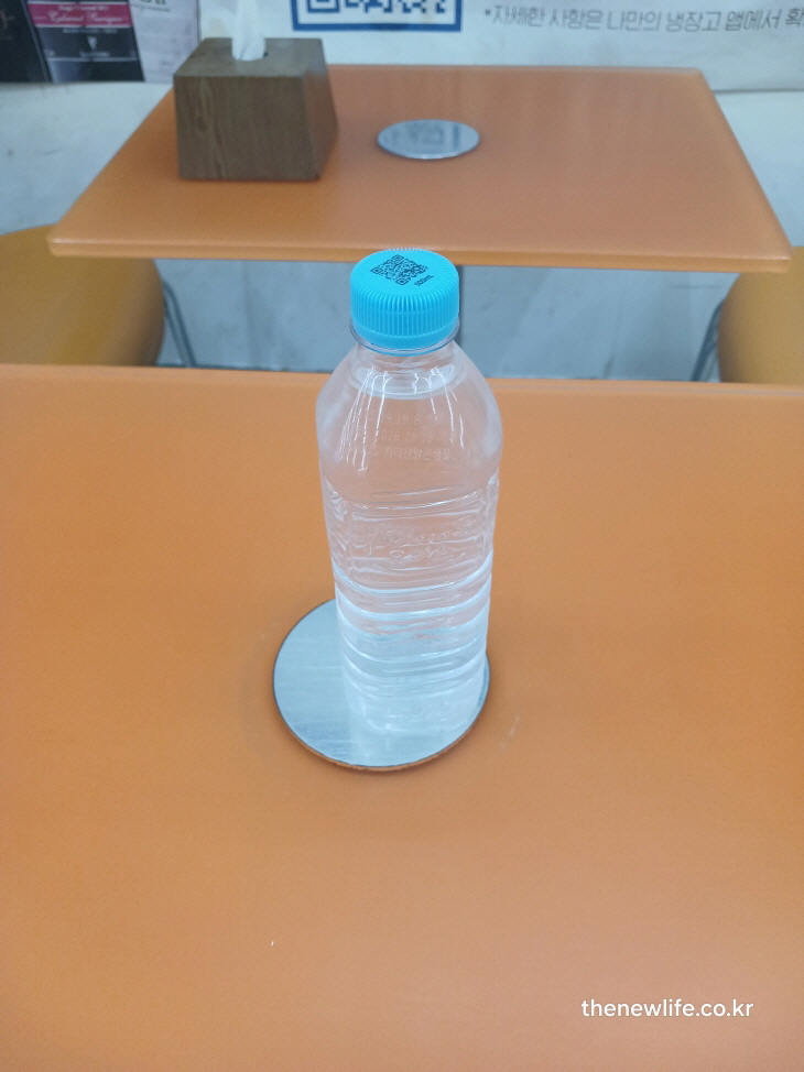 커피 과다 섭취를 줄이기 위해 식당 테이블 위에 놓인 생수병