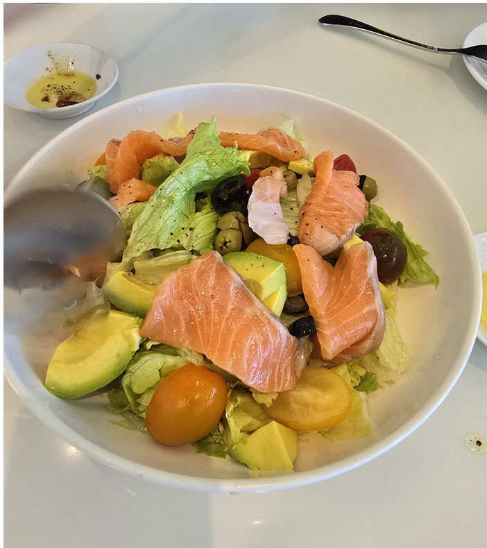 브런치 식당에서 먹은 연어샐러드