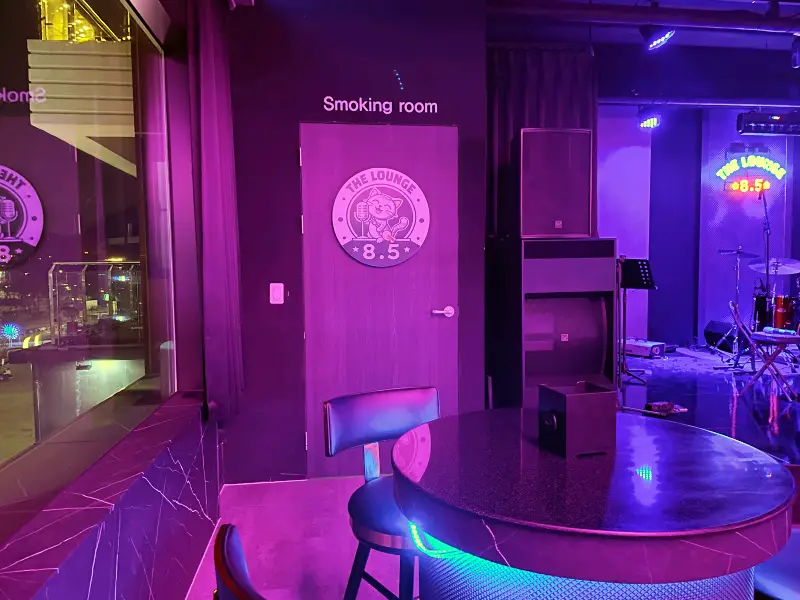 흡연장이 한쪽 실내에 있는 모습