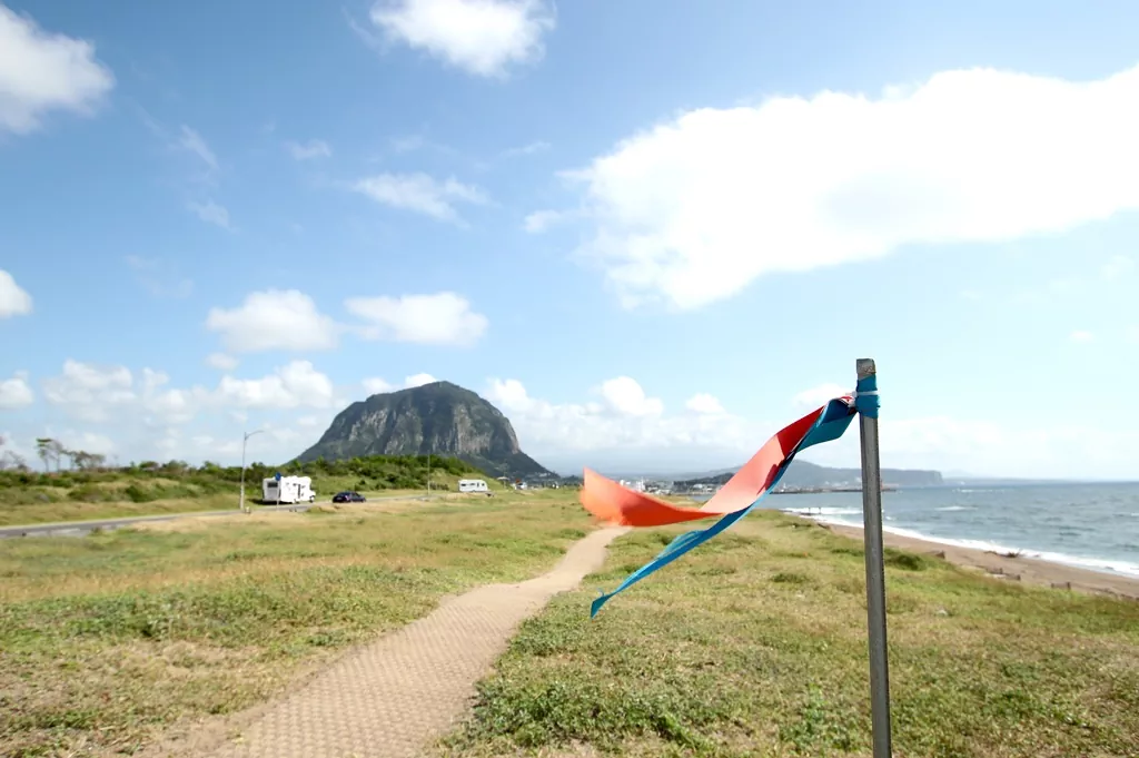 4월 제주의 강한 봄바람을 느낄 수 있는 풍경.