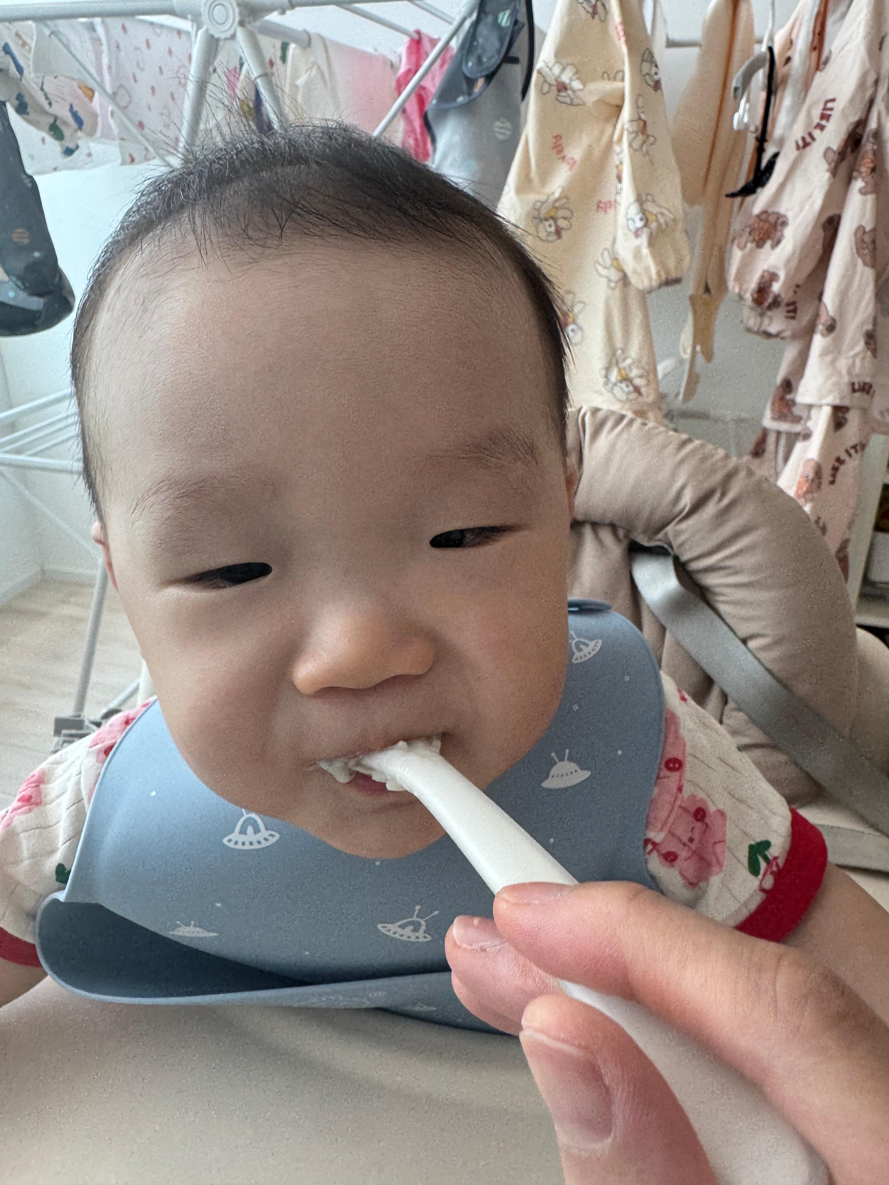 소고기버섯브로콜리리조또를 맛있게 먹는 9개월 아기