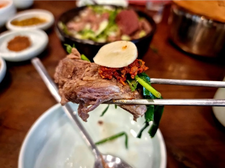 양념장을 얹은 갈비수육