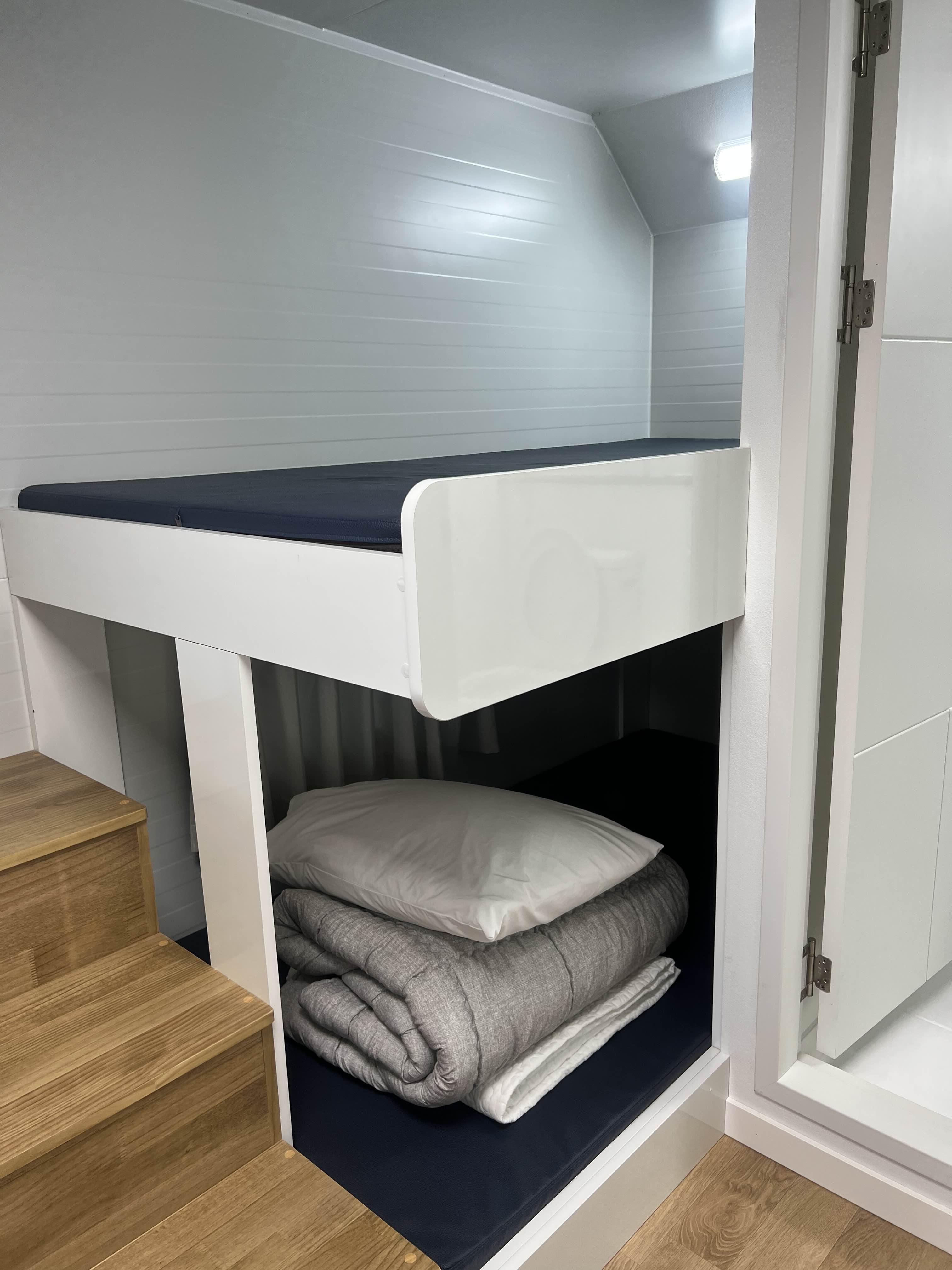 포천 스토리숲 카라반 별다섯 이층침대. 솔직히 2층침대는 좀 구리다