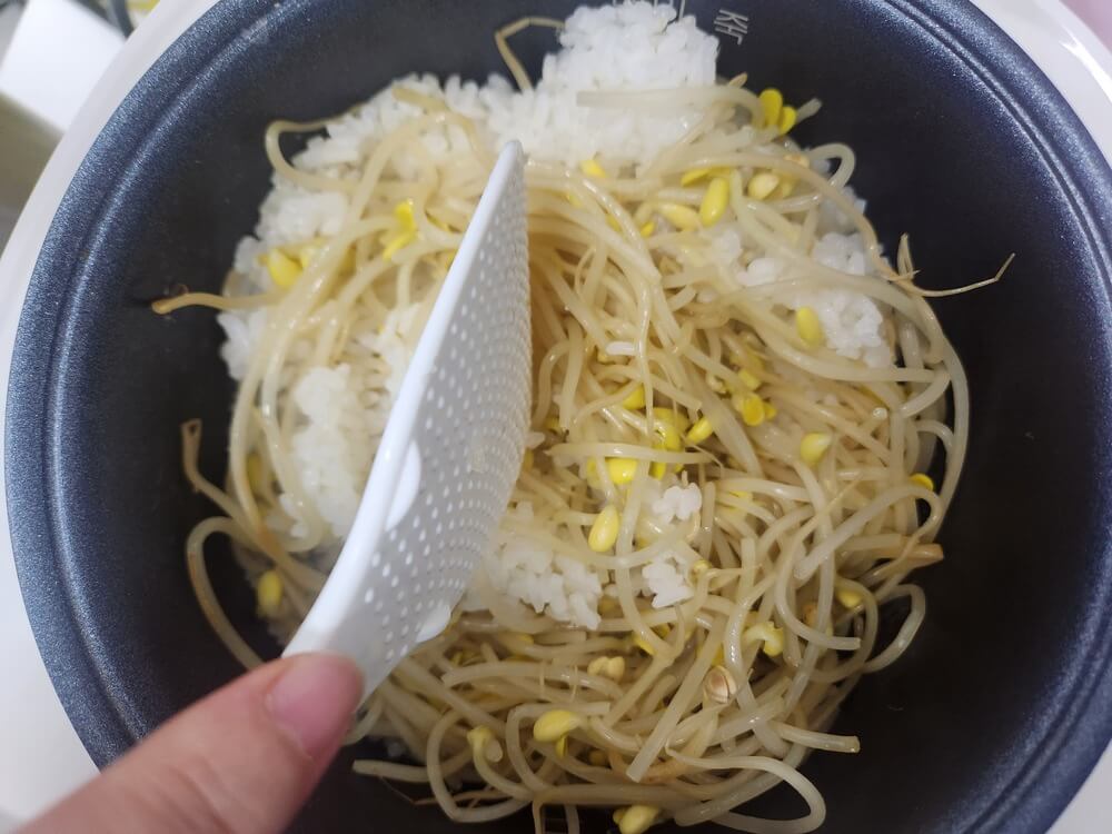 전기밥솥 콩나물밥 섞기