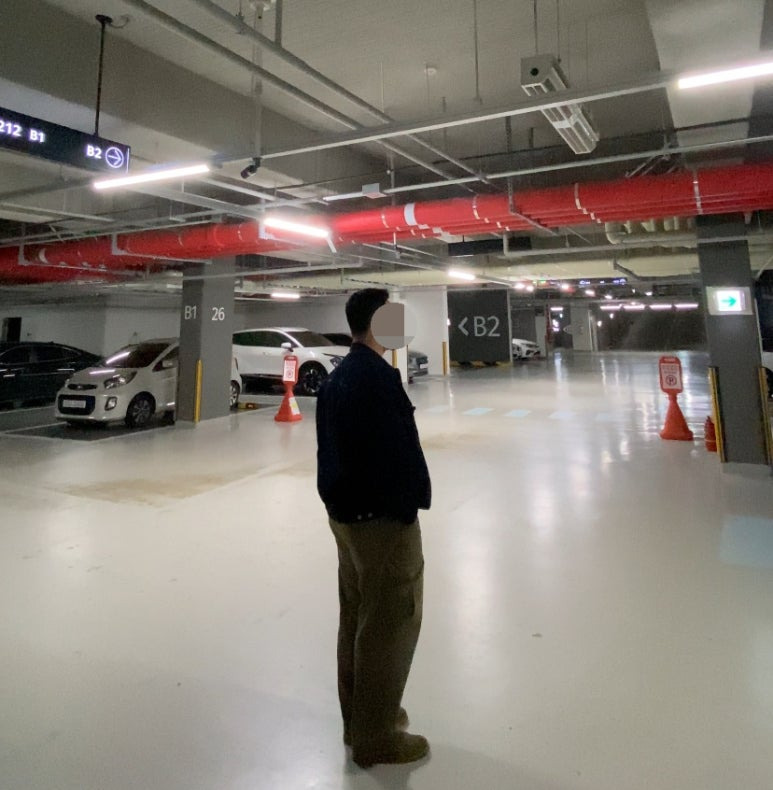 데일리룩('25. 11. 2.)무신사스탠다드 오버사이즈 데님 트러커 청재킷 인디고, 무신사스탠다드 릴렉스 크루넥 티셔츠 베이지, 프리즘웍스 카고 팬츠 카키, 언코즈 처카부츠 카키