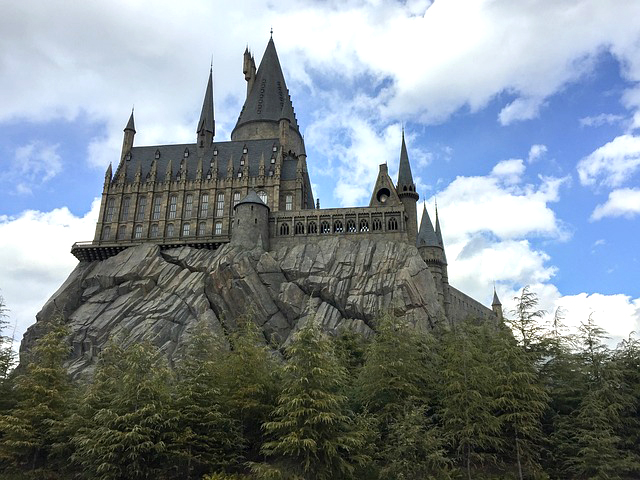 일본 오사카에 위치한 유니버설 스튜디오 재팬(USJ) 중 해리포터 영화에 나온 성을 본따 만든 성모습의 사진입니다.