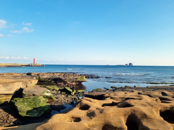 제주도 사계해변의 이국적인 바위 해안 풍경과 푸른 바다 전경