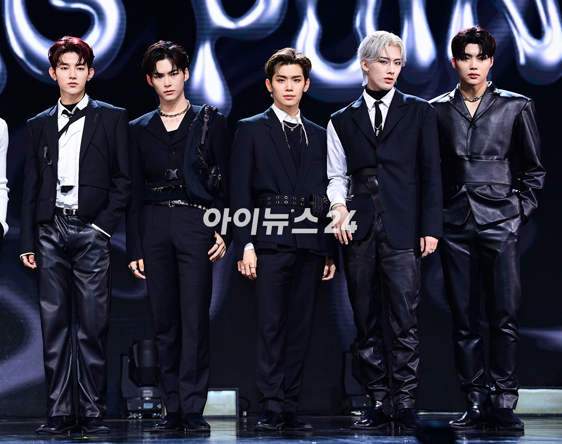 그룹 제로베이스원(ZEROBASEONE)이 5일 오후 서울 광진구 예스24라이브홀에서 열린 두 번째 미니앨범 &#39;멜팅 포인트&#39;(Melting Point) 발매 기념 쇼케이스에서 포토타임을 갖고 있다. [사진=정소희 기자]