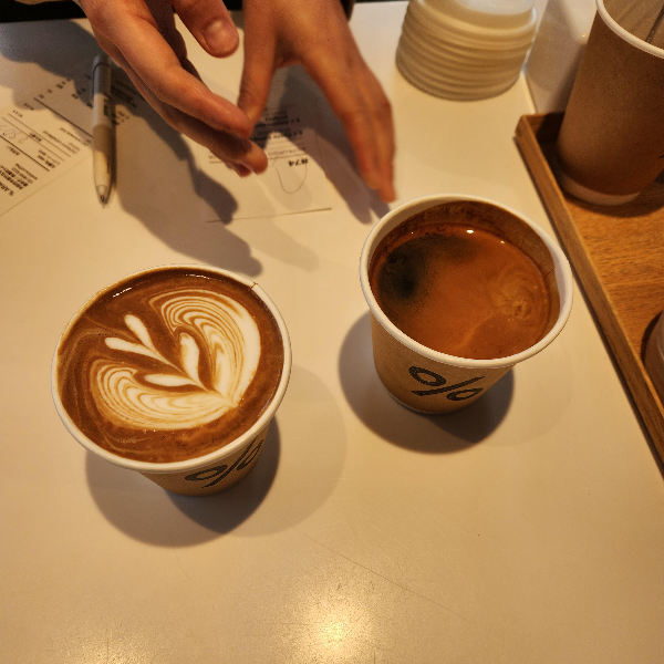 주문한 아메리카노와 교토 라테. 사이즈가 스타벅스 톨 사이즈보다 작다