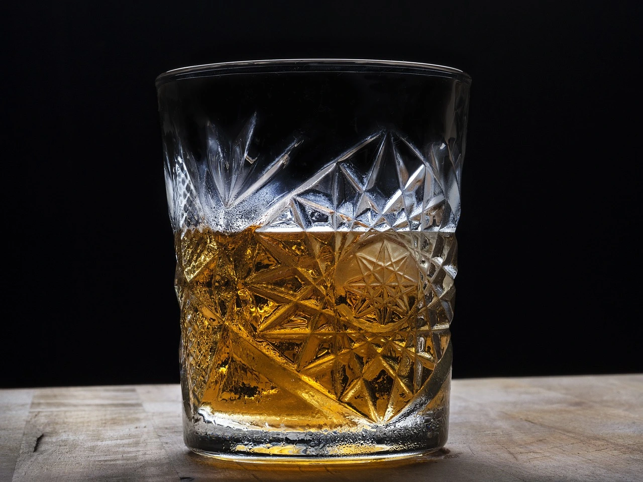 유리잔에-담긴-위스키