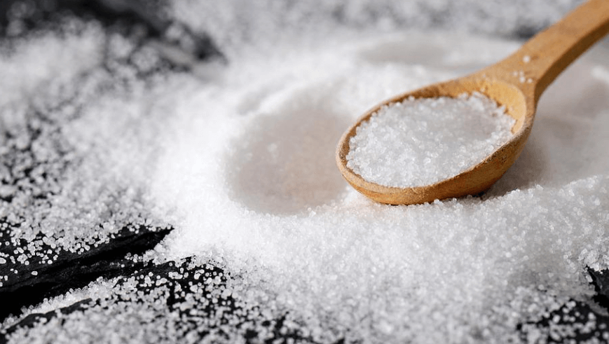 뿌려져 있는 소금과 수저에 담겨 있는 소금