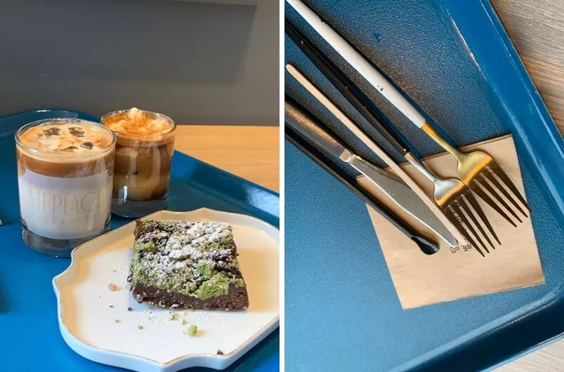 쟁반에 받혀있는 음료와 포크, 스틱, 냅킨, 디저트