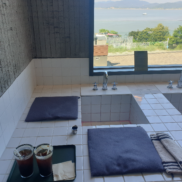 강화도 카페 트라몬토: 바다뷰 + 족욕 = 힐링 공식 완성_커플