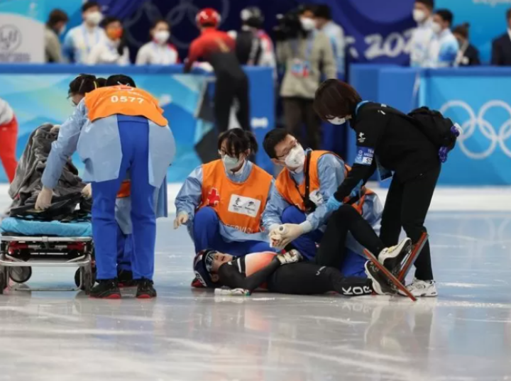 빙판에-부상을당해-누워있는-박장혁선수
