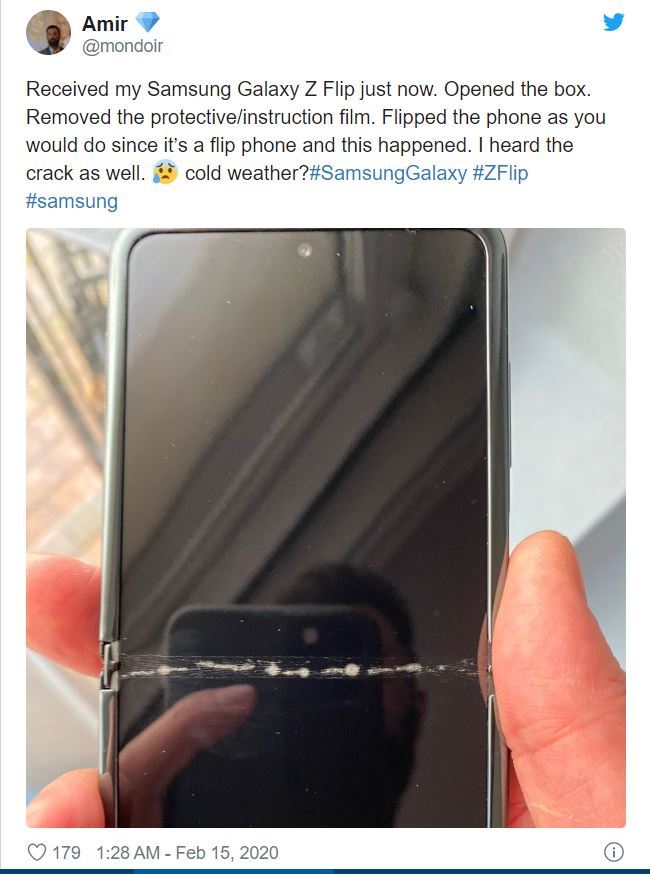 갤럭시 Z 플립을 사고나서 바로 폰을 접자마자 디스플레이가 저렇게 깨졌다