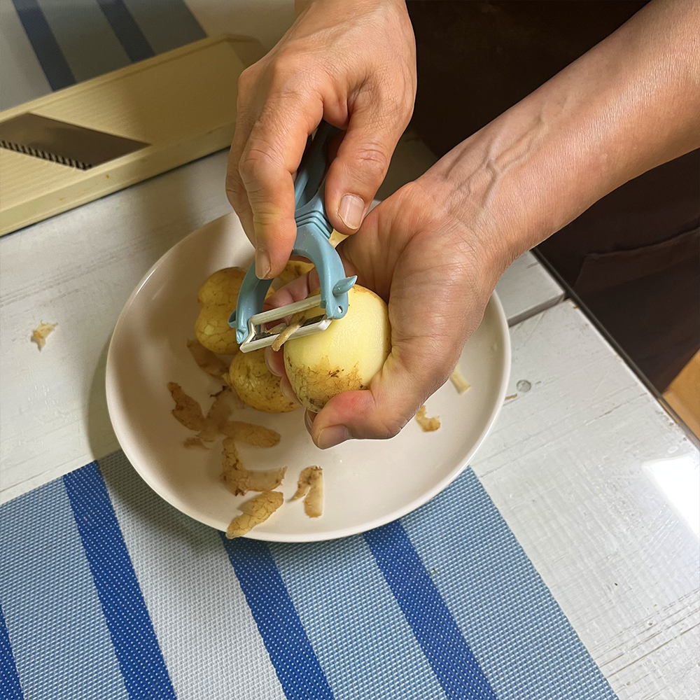 중앙에-감자를-채칼로-썰고-있습니다.(1)