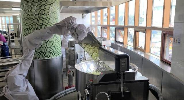 급식로봇이 재료를 투입하는 모습