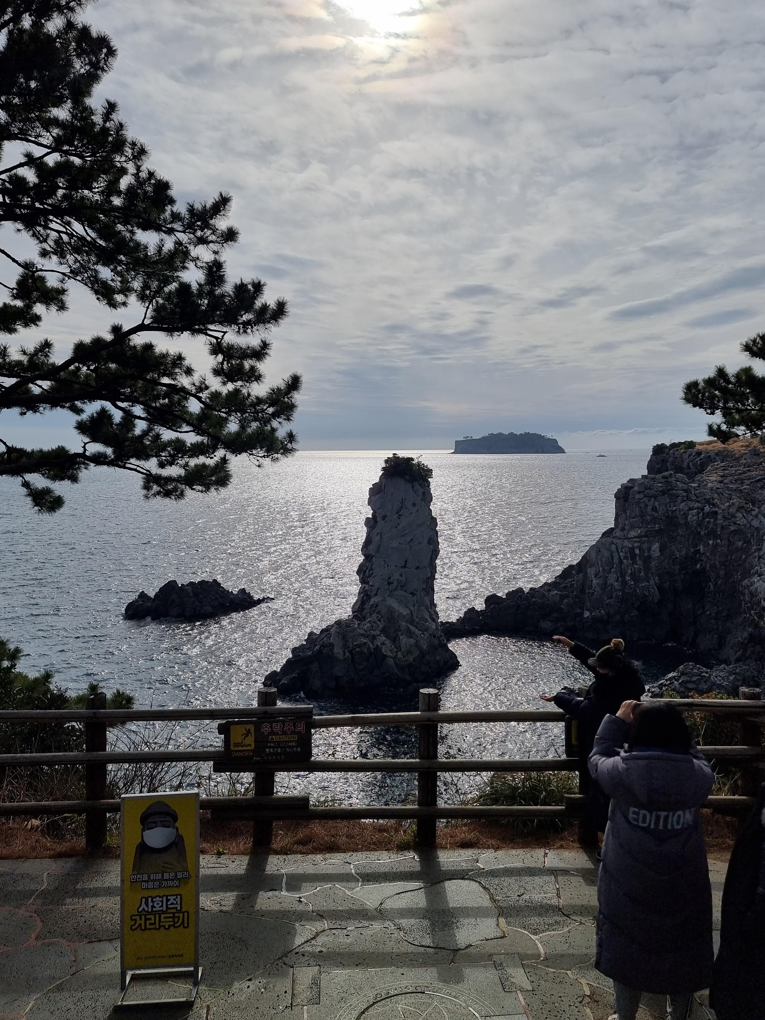 푸른 바다 위 우뚝 선 외돌개 전경