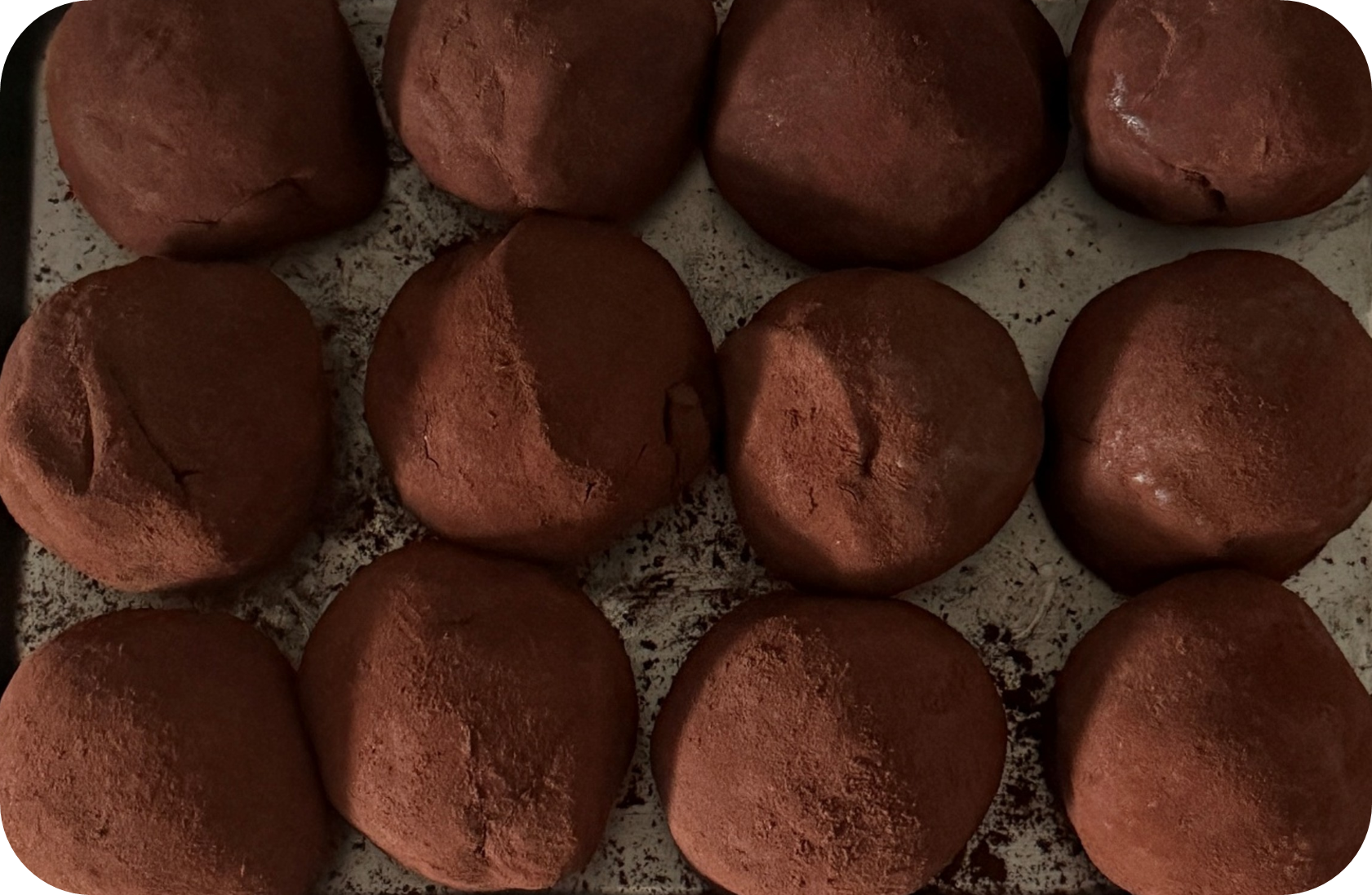 겉은 찹쌀떡처럼 말랑하고&amp;#44; 속은 라면 과자처럼 바삭하게