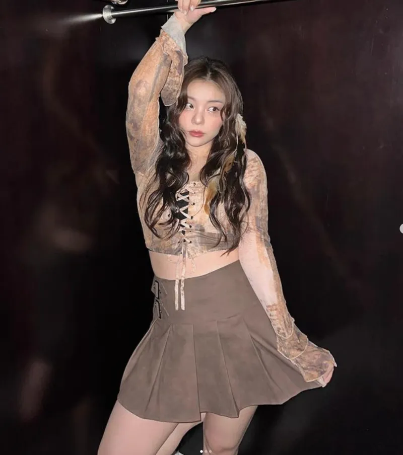 가수 에일리가 마이크를 들고 노래를 부르고 있다.