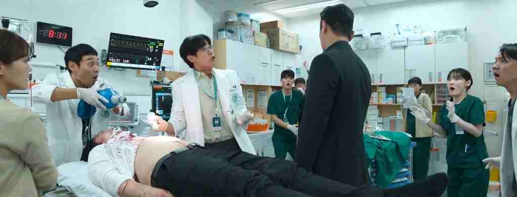 응급환자로 혼란한 중에 본인소개중인 장면