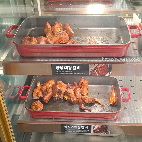 돼지갈비가 진열되어 있어요.