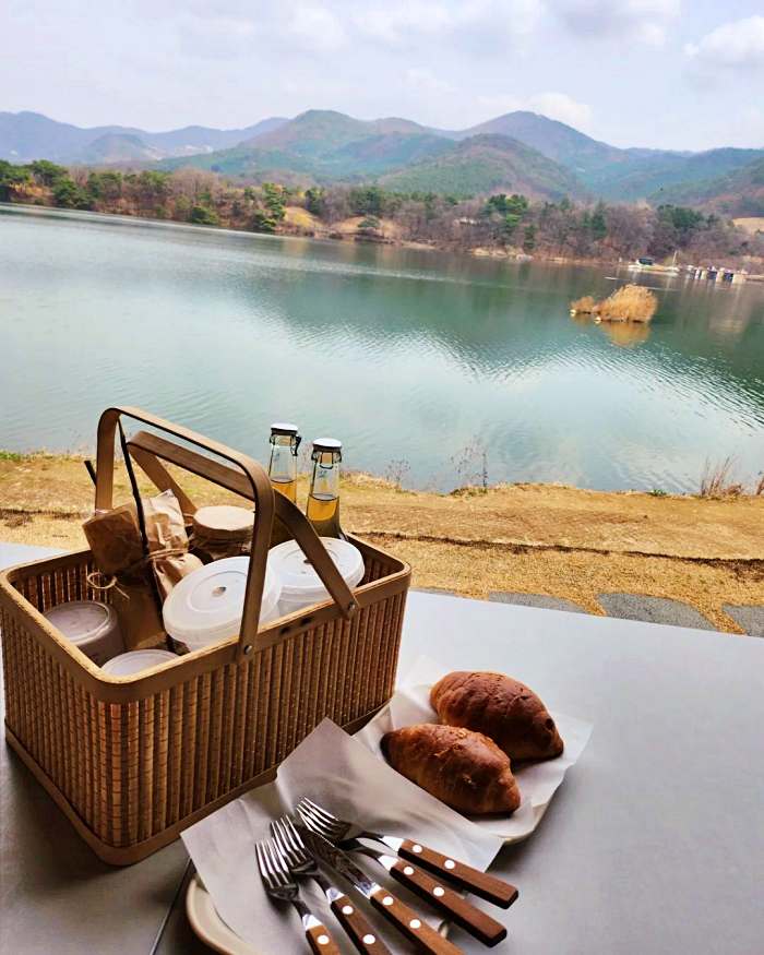 생생정보마당 물멍 저수지 뷰 포천 아몬드 커피 소금빵 비건 티라미수 케이크 맛집