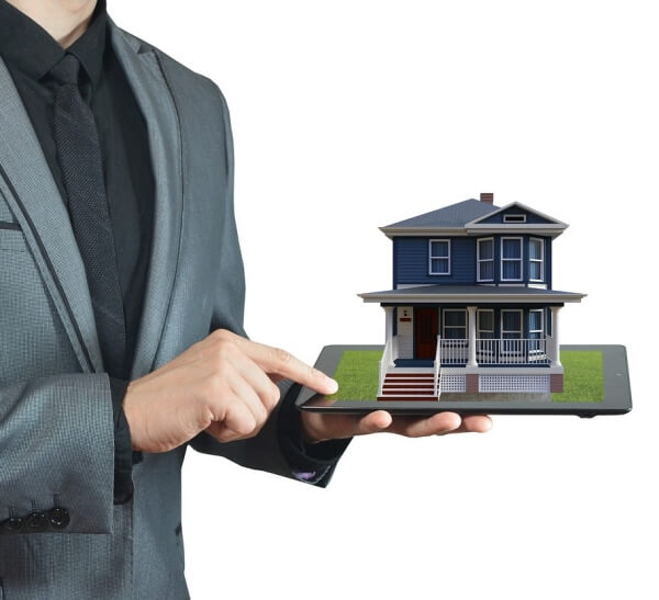 감정평가사가-작은-주택을-손에-들고있는-사진