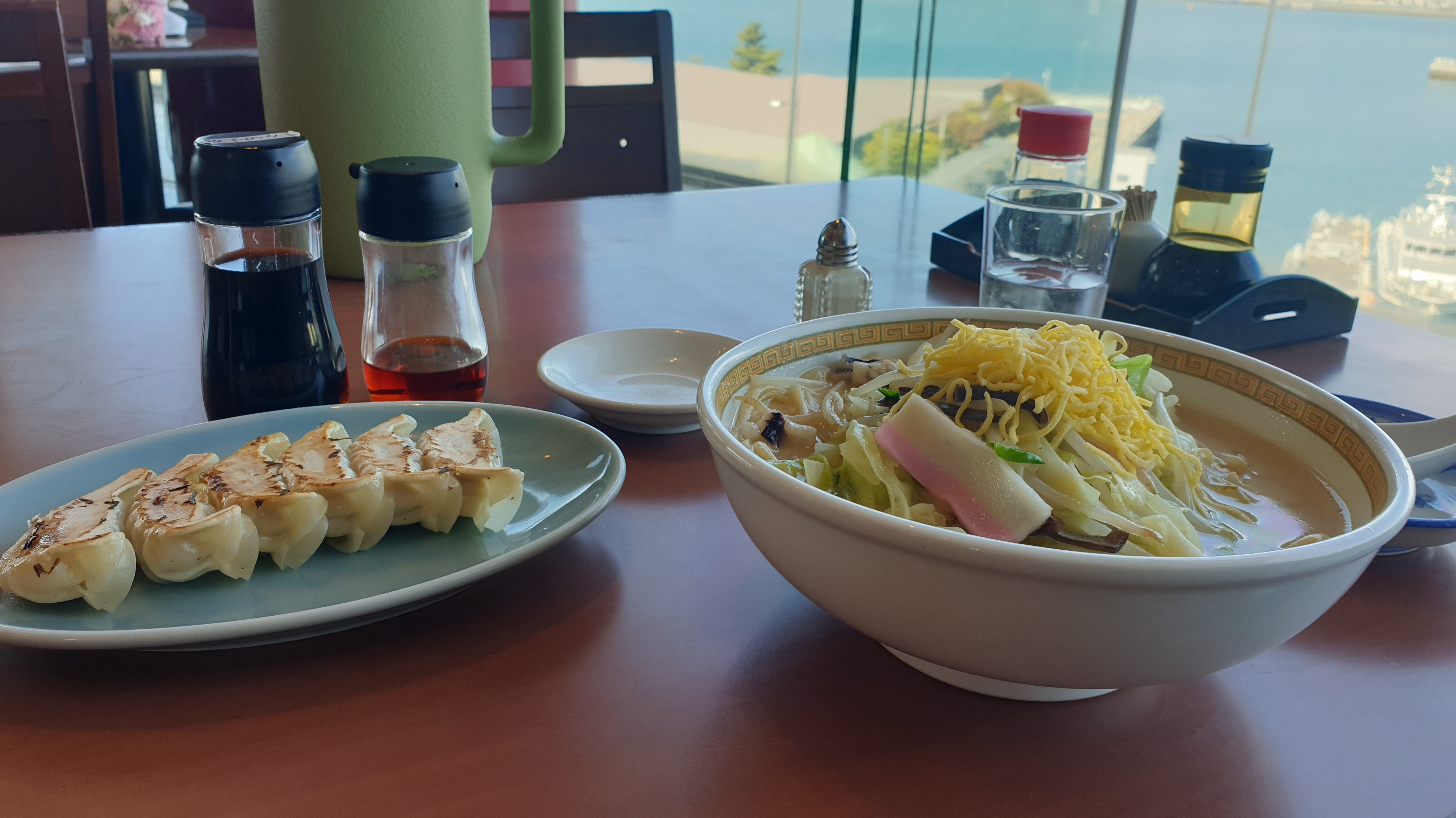 뒤에 배경과 함께 나가사키 짬뽕 사진 한샷